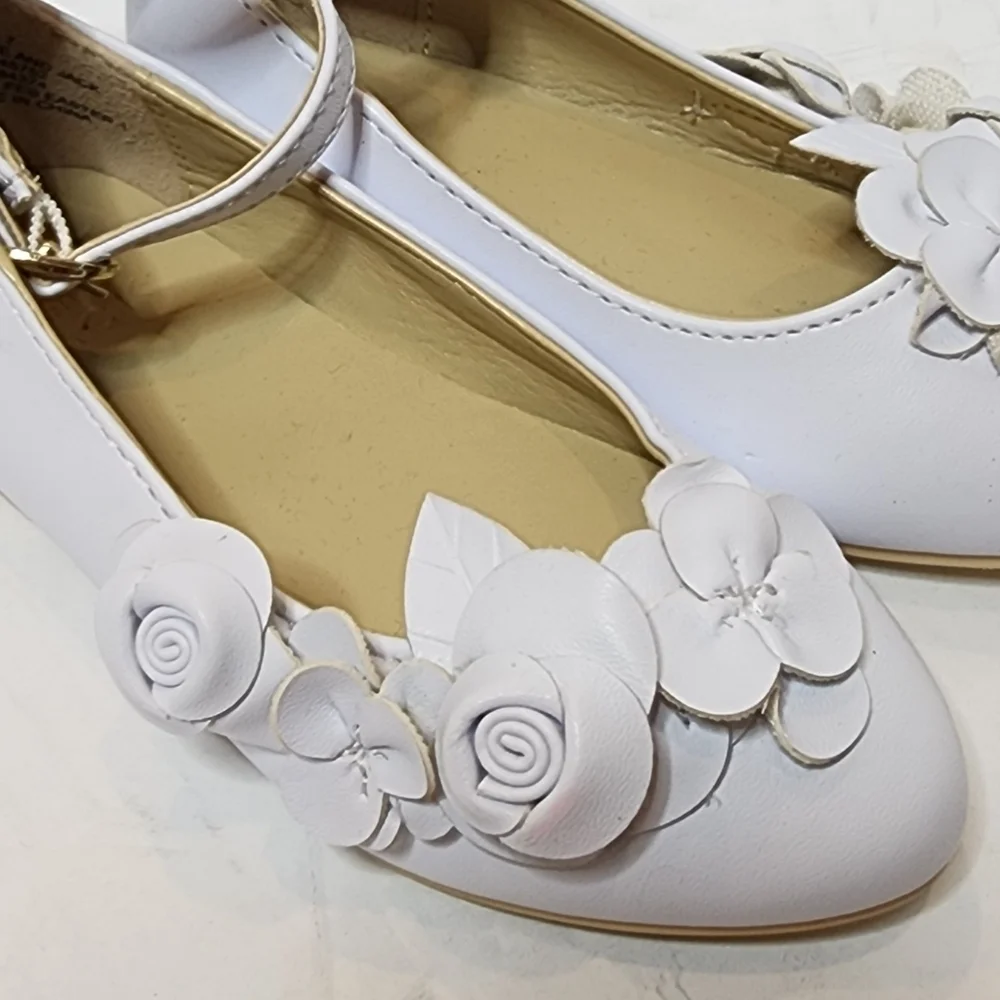 NWT Janie and Jack White almond toe flower ballet flats. Kids‎ size 7.